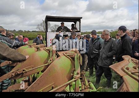 Bauernhof Verkauf von Oldtimer Landmaschinen und Effekte am oberen Venn Farm, Herefordshire 27/4/19. Stockfoto