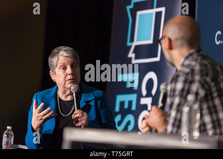 Seattle, Washington: Janet Napolitano an grundsatzrede der QS-Festival. Von Atlas Obscura David Plotz die Diskussion mit dem ehemaligen moderiert Stockfoto