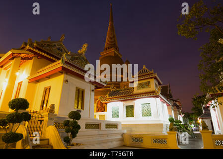 Am Abend auf dem buddhistischen Tempel von Wat Bowonniwet Vihara. Bangkok, Thailand Stockfoto