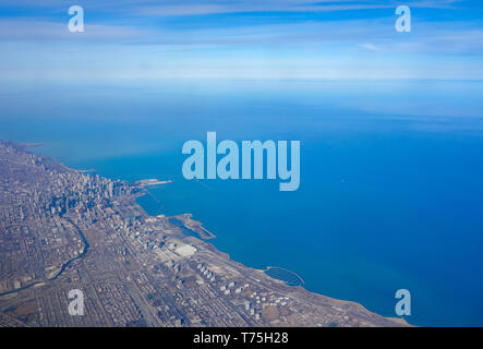 Luftaufnahme der Skyline von Chicago und den Lake Michigan See als vom Flugzeug aus gesehen Stockfoto