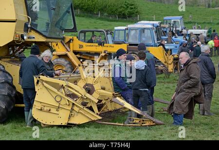 Menschen die Prüfung ein Mähdrescher auf einem Bauernhof Auktion, Obere Venn Farm, Herefordshire Stockfoto