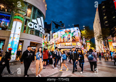 Masse der Käufer vor der Adidas store in Taipeh Shopping Viertel, einem der beliebtesten Einkaufsviertel in Taipei, Taiwan Stockfoto