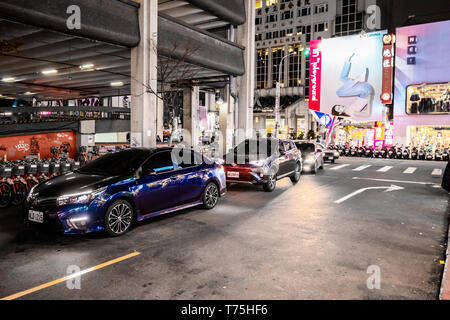 Autos in der Warteschlange und Warten vor einem Parkplätze in Taipeh Einkaufsviertel innerhalb der Park Stockfoto