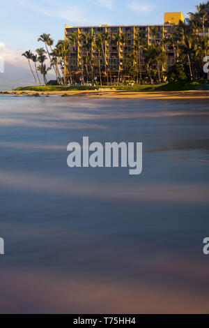 An der südwestlichen Küste von Maui die Mana Kai Maui Resort liegt am Strand mit jeder Raum in einem Ozean, den Sonnenuntergang an diesem schönen Tag. Stockfoto