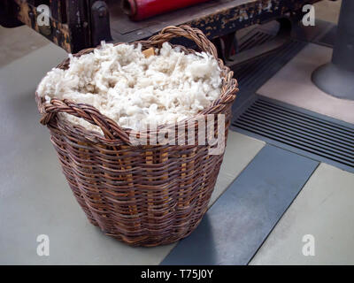 Vintage Warenkorb der Rohbaumwolle Stockfoto