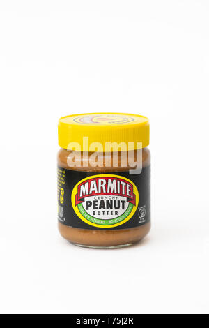 Marmite crunchy Peanut butter jar auf weißem Hintergrund Stockfoto