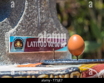 Ei in einen Nagel in die Mitte der Erde Stadt in Ecuador. Äquatorlinie experiment Stockfoto