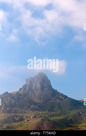 Beshbarmag Berg umgeben von Wolken in Aserbaidschan Stockfoto