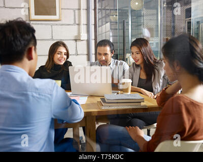 Gruppe von fünf Unternehmer Unternehmer asiatische und kaukasischen Männern und Frauen treffen im Unternehmen Office mit Laptop Computer. Stockfoto