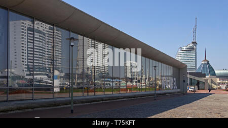 Havenwelten und Spiegel bild des Columbus Center an der Wand des Maritime Museum, Bremerhaven, Bremen, Deutschland Stockfoto