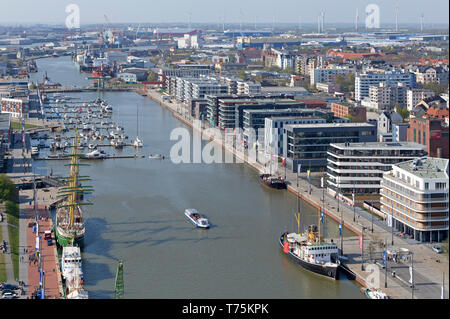 Blick auf den neuen Hafen von der Aussichtsplattform des Atlantic Hotel Sail City, Bremerhaven, Bremen, Deutschland Stockfoto