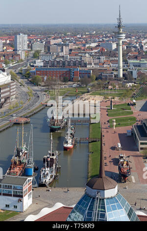 Blick auf den alten Hafen von der Aussichtsplattform des Atlantic Hotel Sail City, Bremerhaven, Bremen, Deutschland Stockfoto