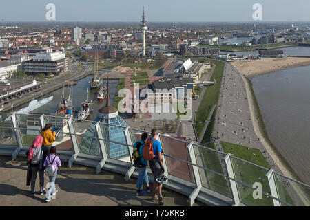 Blick auf den alten Hafen von der Aussichtsplattform des Atlantic Hotel Sail City, Bremerhaven, Bremen, Deutschland Stockfoto