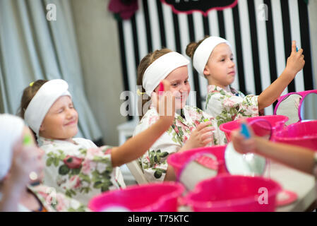 Die Mädchen genießen. eine Geburtstagsfeier in der Kinder Spa Stockfoto