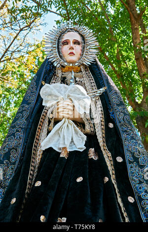 Leon, Iloilo, Philippinen: Isolierte Sicht auf die Statue der Mutter Maria, "Mater Dolorosa", an einem Karfreitag Prozession rund um die Kirche Stockfoto