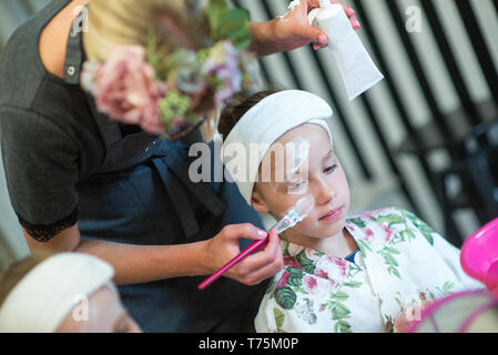 Die Mädchen genießen. eine Geburtstagsfeier in der Kinder Spa Stockfoto