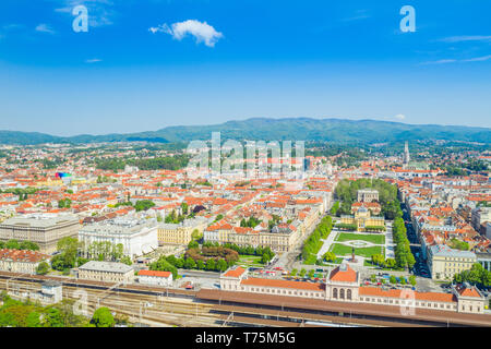 Zagreb, Kroatien, Luftaufnahme des historischen Stadtzentrum, berühmten Horseshoe Parks, Hauptbahnhof, Kunst Pavillon und Kathedrale im Hintergrund Stockfoto