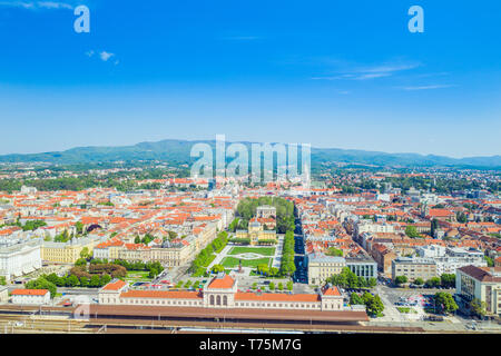 Zagreb, Kroatien, Luftaufnahme des historischen Stadtzentrum, berühmten Horseshoe Parks, Hauptbahnhof, Kunst Pavillon und Kathedrale im Hintergrund Stockfoto