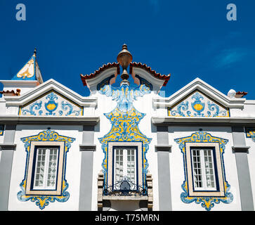 Cascais, Portugal - Mai 3., 2019: Fassade des Hauses in Blau portugiesischen Stil Azulejo Kacheln in Cascais, Portugal abgedeckt Stockfoto