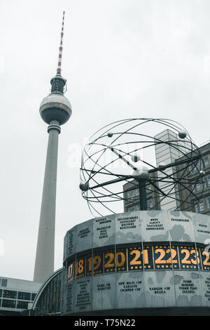 Berlin: Low Angle Blick auf die Weltzeituhr in der Nähe von Germanys highests Gebäude, die Televiesion Tower am Alexander Platz in Berlin, Deutschland Stockfoto