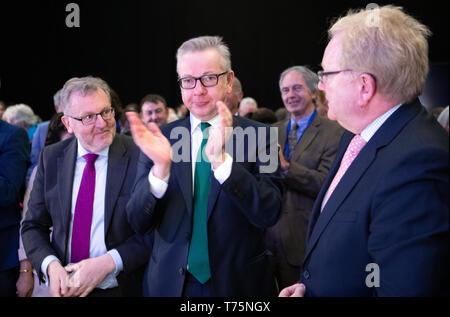 (Von links nach rechts) David Mundell, Michael Gove und Jackson Carlaw applaudieren Schottischen Konservativen Ruth Davidson, nachdem sie ihrer Grundsatzrede den Delegierten auf der Schottischen Konservativen jährlichen Parteitag am Aberdeen Ausstellungs- und Konferenzzentrum geliefert. Stockfoto