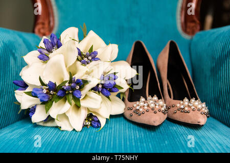 Wedding Bouquet neben Schuhe der Braut Stockfoto