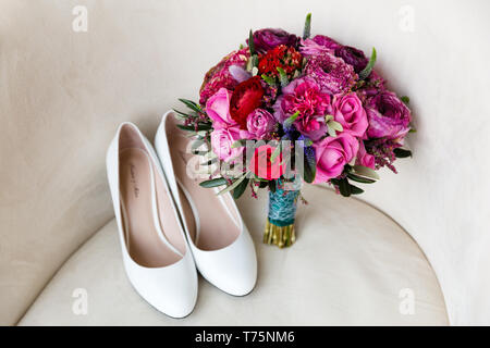 Wedding Bouquet neben Schuhe der Braut Stockfoto