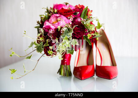 Wedding Bouquet neben Schuhe der Braut Stockfoto