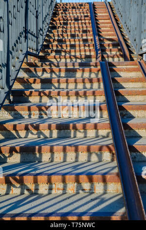 Gusseisen schmiedeeiserne Treppe im City Park. Klassische Bügeleisen Geländer, Handlauf. Stockfoto