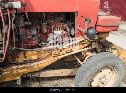 In der Nähe von Alt, dreckig Traktor Diesel motor Teile. Stockfoto