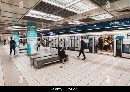 Taipei, Taiwan: bannan Line (blaue Linie) U-Bahn stoppen an einer Station und die Tür für Passagiere warten während der Rush Hour zu öffnen. Stockfoto