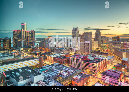 Detroit, Michigan, USA Downtown Skyline von oben in der Abenddämmerung. Stockfoto