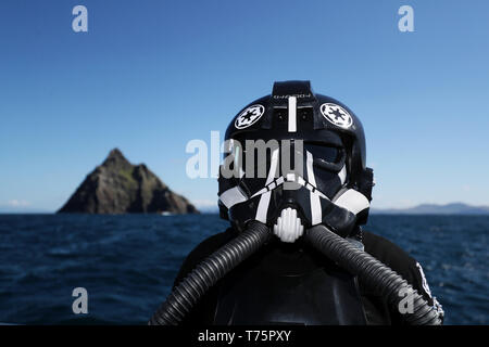 Mitglied der "501st Legion Irland Garnison' gekleidet wie ein Riegel Pilot auf eine Bootsfahrt nach Skellig Michael, wo Szenen aus Star Wars gedreht wurden, während der Mai der 4. Festival in Portmagee. Stockfoto