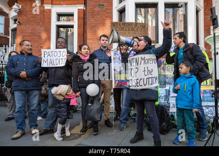 "Die demonstranten sich Julian Assange" weiterhin mahnwachen vor der Botschaft von Ecuador in Knightsbridge am Tag seiner erzwungenen Vertreibung. London, Großbritannien. Stockfoto