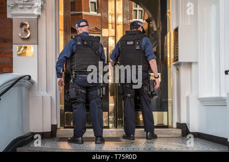 Met Polizei gesehen, die Eingabe der ecuadorianischen Botschaft in Knightsbridge am Tag der gezwungen, Julian Assange Räumung und verhaften. London, Großbritannien. Stockfoto