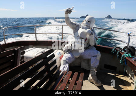 Mitglied der "501st Legion Irland Garnison" Christy Healy gekleidet, wie eine jetzt Trooper' auf einem Bootsausflug zu den Skellig Michael, wo Szenen aus Star Wars gedreht wurden, während der Mai der 4. Festival in Portmagee. Stockfoto