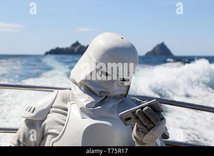 Mitglied der "501st Legion Irland Garnison" Christy Healy gekleidet, wie eine jetzt Trooper' auf einem Bootsausflug zu den Skellig Michael, wo Szenen aus Star Wars gedreht wurden, während der Mai der 4. Festival in Portmagee. Stockfoto