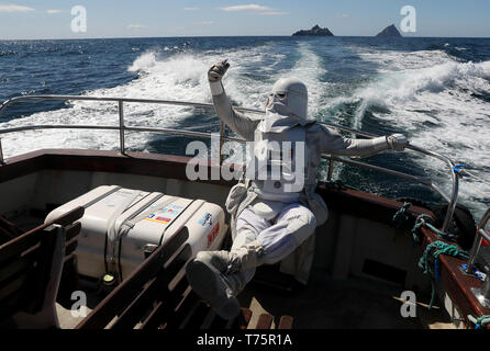 Mitglied der "501st Legion Irland Garnison" Christy Healy gekleidet, wie eine jetzt Trooper' auf einem Bootsausflug zu den Skellig Michael, wo Szenen aus Star Wars gedreht wurden, während der Mai der 4. Festival in Portmagee. Stockfoto