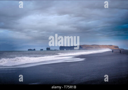 Stürmisches Meer in der Nähe von rauen Klippen in Island Stockfoto