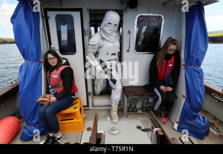 Mitglied der "501st Legion Irland Garnison" Christy Healy gekleidet, wie eine jetzt Trooper' auf einem Bootsausflug zu den Skellig Michael, wo Szenen aus Star Wars gedreht wurden, während der Mai der 4. Festival in Portmagee. Stockfoto