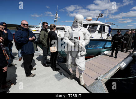 Mitglied der "501st Legion Irland Garnison" Christy Healy gekleidet, wie eine jetzt Trooper' auf einem Bootsausflug zu den Skellig Michael, wo Szenen aus Star Wars gedreht wurden, während der Mai der 4. Festival in Portmagee. Stockfoto