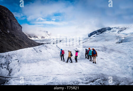 Gruppe von Bergsteigern auf verschneiten Berg in Island Stockfoto