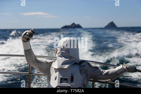 Mitglied der "501st Legion Irland Garnison" Christy Healy gekleidet, wie eine jetzt Trooper' auf einem Bootsausflug zu den Skellig Michael, wo Szenen aus Star Wars gedreht wurden, während der Mai der 4. Festival in Portmagee. Stockfoto