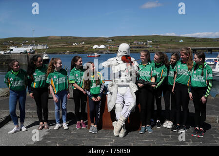 Mitglied der "501st Legion Irland Garnison" Christy Healy gekleidet, wie eine jetzt Trooper" mit Mitgliedern des Südlichen Gaels GAA Club, während der Mai der 4. Festival in Portmagee, wo Szenen aus Star Wars gedreht wurden. Stockfoto