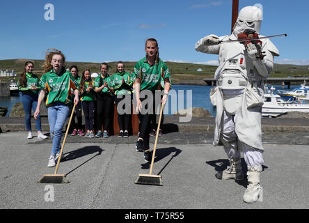 Mitglied der "501st Legion Irland Garnison" Christy Healy gekleidet, wie eine jetzt Trooper" mit Mitgliedern des Südlichen Gaels GAA Club wie Sie tanzen, im Mai Das 4. Festival in Portmagee, wo Szenen aus Star Wars gedreht wurden. Stockfoto