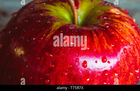 Frische rote Apfel mit Wassertropfen Stockfoto