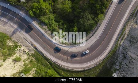 Direkt über Ansicht: Autos fahren auf Zig Zag Gebirgsstrasse Stockfoto