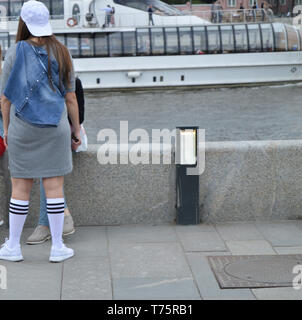 Freundschaft glücklich Freunde Mädchen, besten Freunde auf der Straße. Stockfoto
