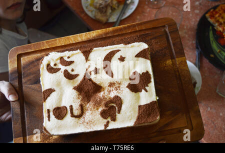 Tiramisu mit Zeichnungen Schablone von Kakao auf dunklen Holz- Board eingerichtet Stockfoto