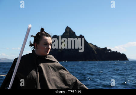 Mitglied der "501st Legion Irland Garnison" Siobhan Hind von Dublin, gekleidet wie das Zeichen "Rey" auf einem Bootsausflug zu den Skellig Michael, wo Szenen aus Star Wars gedreht wurden, während der Mai der 4. Festival in Portmagee. Stockfoto